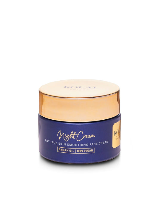 KOLAI Face Night Cream Perfume, 50 ml, i lyxig blå förpackning med guldlogga och guldlock på vit bakgrund, parfymerad ansiktskräm med anti age-egenskaper, berikad med glycerin, e-vitamin, arganolja och buritiolja, återfuktande under natten, minskar fina linjer, vegansk.